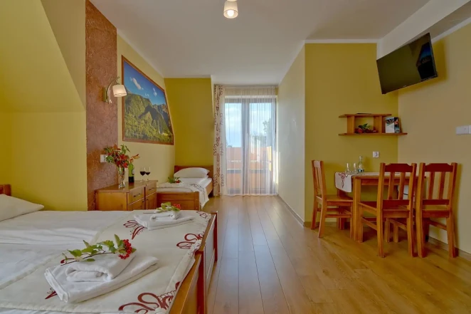 Camera Comfort/Balcone per quattro ospiti con bagno privato e vista sulle montagne